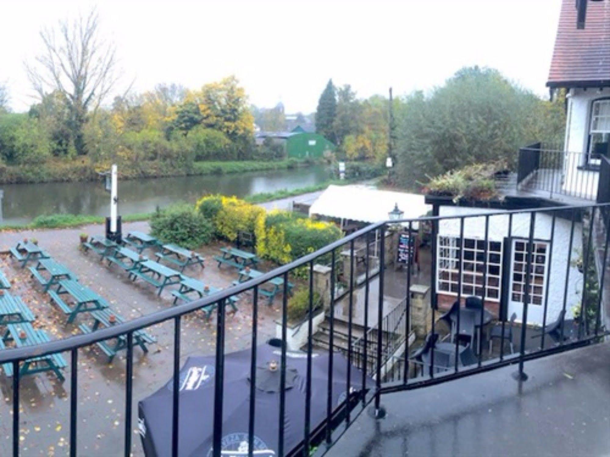The Weir Hotel Walton-on-Thames Exterior foto