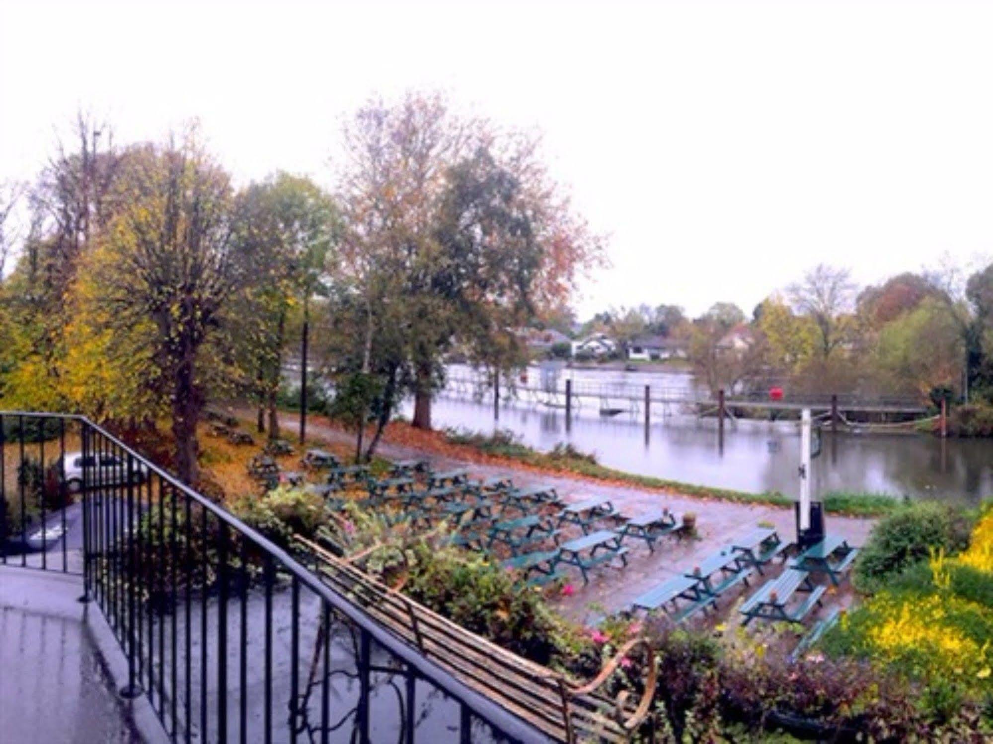 The Weir Hotel Walton-on-Thames Exterior foto