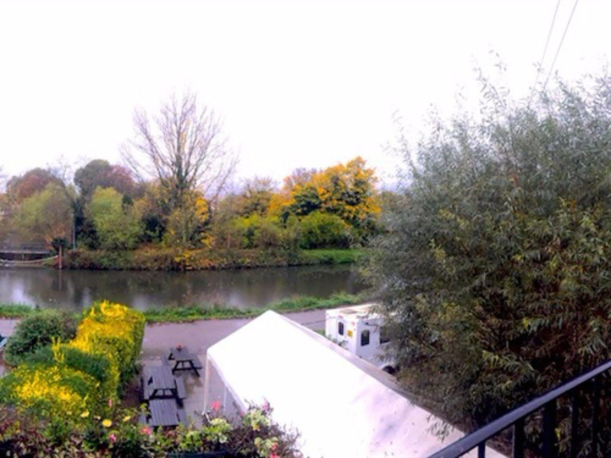 The Weir Hotel Walton-on-Thames Exterior foto