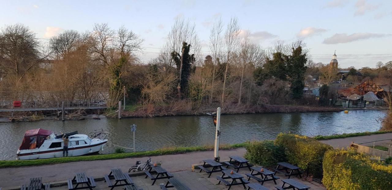 The Weir Hotel Walton-on-Thames Exterior foto