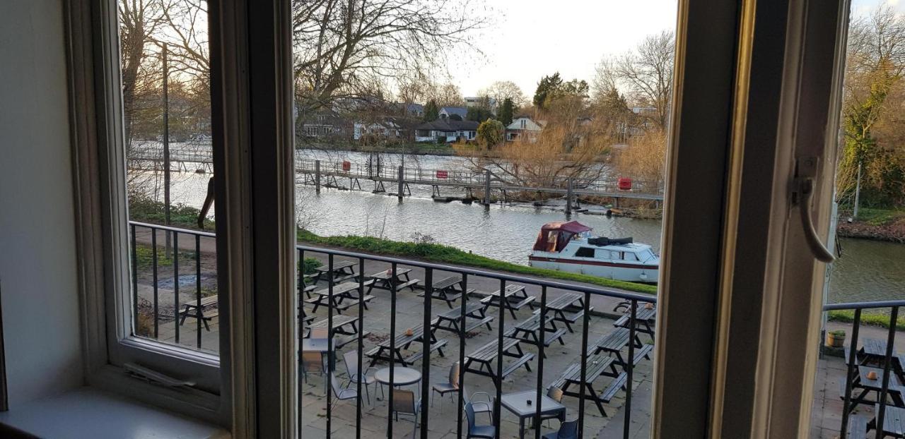 The Weir Hotel Walton-on-Thames Exterior foto